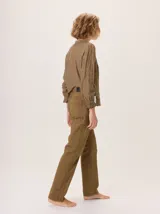 Pantalón de jean recto, color azul oscuro gastado, confeccionado en gabardina de algodón. Presenta pespuntes y atraques en contraste de color.