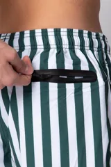 Short de baño con diseño de rayas verticales en blanco y negro, con cintura elástica ajustable mediante cordón y logo metálico pequeño en el ruedo.