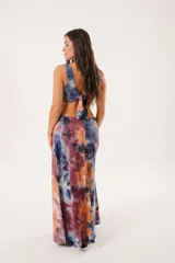 Vestido largo batik con escote en V, sin mangas y corte en la cintura.