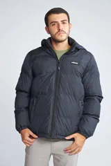 Campera puffer azul marino para hombre, con capucha desmontable, cierre frontal completo, bolsillos con cierre y logo de goma en el pecho.