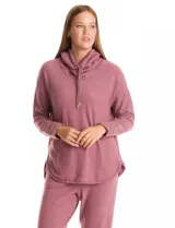 Buzo color rosado de tejido suave, con cuello volcado ajustable con lazo y mangas largas con puños decorados con botones.