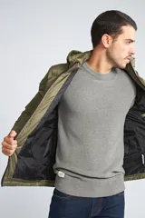 Campera puffer azul marino para hombre, con capucha desmontable, cierre frontal completo, bolsillos con cierre y logo de goma en el pecho.