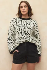 Short de jean azul con pinzas delanteras y doble botón en la pretina.