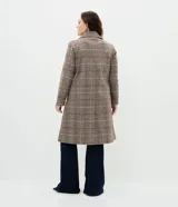 Sobretodo de polivelour con estampado de cuadros, cuello con solapa, doble botonadura frontal y bolsillos laterales.