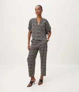 Pantalón carrot de crepé con estampado geométrico, bolsillos laterales y cintura elastizada en la espalda.