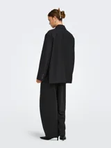 Blazer oversize color negro, con solapa clásica, bolsillos con ribete y diseño amplio de manga larga.