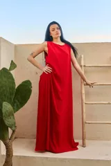 Vestido largo rojo, sin mangas y de corte recto y holgado, con escote redondo.