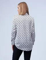 Camisa de satén estampado en blanco y negro, con cuello con solapa, escote en V y abertura central con botones.