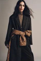 Abrigo largo de Zara Woman Collection, confeccionado en tejido con mezcla de lana. Presenta un diseño de cuadros, cuello con solapas de muesca, cierre frontal cruzado con botones y bolsillos delanteros. Incluye forro interior.