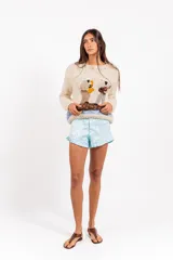 Short mini de jacquard tonal celeste con motivo de inspiración vintage y detalle de volados en el ruedo.