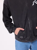 Canguro con capucha de color negro con efecto lavado, manga larga y bolsillo frontal. Presenta un estampado gráfico en la espalda con el logo de la marca y motivos abstractos en tonos violeta y amarillo.