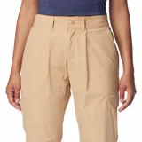 Pantalón cargo de senderismo color beige, con cintura plisada, bolsillos laterales y cargo, pierna cónica y bajo parcialmente elástico.