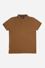 Remera polo marrón con bolsillo frontal y calce regular.