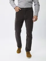 Pantalon de pana color tostado, de corte regular fit, con cinco bolsillos clásicos, cierre de botón y cremallera.