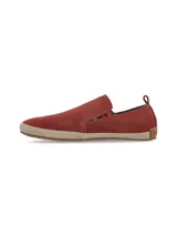 Alpargata de gamuza color ladrillo con suela de yute trenzado y detalles internos estampados. Diseño slip-on con tirador trasero.