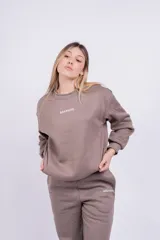 Buzo negro de corte holgado con la palabra 'GRAPHITE' estampada en blanco en el pecho.