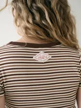 Remera de manga corta para dormir confeccionada en algodón, con diseño entallado y patrón de finas rayas horizontales en negro y blanco.