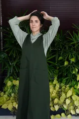 Vestido largo verde safari de gabardina de algodón, con corte recto, escote en V y bolsillos delanteros.