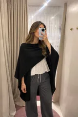 Ruana abierta de tejido liviano con caída fluida y textura sutil, diseñada con un corte amplio y versátil que envuelve el cuerpo.