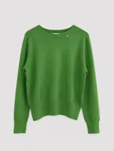 Suéter de tejido fino en color verde, con cuello redondo a la base, mangas largas y puños y ruedo acanalados. Presenta un pequeño detalle metálico decorativo cerca del escote.