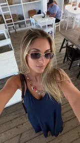 Vestido largo color marrón de viscosa, con escote en V y tirantes finos. Presenta aberturas laterales en la falda.