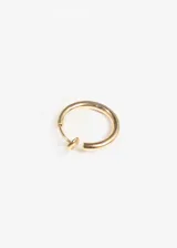 Aro piercing sin perforación de acero quirúrgico color dorado. El sistema de cierre es retráctil.