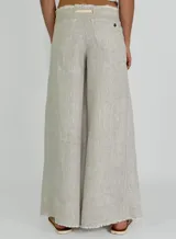 Pantalón de lino color ladrillo, de corte palazzo y tiro alto, con bolsillos laterales y cordón ajustable en la cintura.