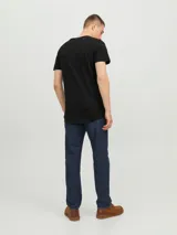Camiseta negra de manga corta y cuello redondo, corte recto y bajo redondeado.