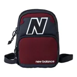 Morral New Balance Legacy Micro Backpack color negro con detalles en bordó, confeccionado en poliuretano repujado y poliéster revestido. Cuenta con compartimento principal y bolsillo frontal con cierre, además de correa ajustable para el hombro y logo de la marca en el frente.