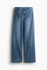 Jean Wide Leg de tiro alto, color azul con lavado medio, bolsillos frontales tipo parche y diseño de pernera ancha con ligero stretch.