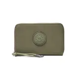 Billetera rectangular de tela color verde militar, con cierre perimetral y correa de mano integrada. Presenta un aplique circular central con el logo de la marca Extra Large.