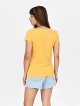 Remera de algodón color amarillo, de corte entallado, con cuello redondo y mangas cortas.