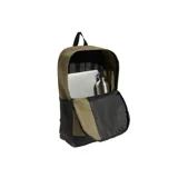 Mochila Adidas color verde militar, con amplio compartimento principal, bolsillo frontal vertical con cierre y gran inscripción vertical de la marca en color negro. Cuenta con base reforzada en tono negro y detalles en malla en los laterales.