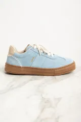 Zapatilla de gamuza celeste con cordones blancos, suela marrón y detalle de la marca "Lemon" en el lateral.
