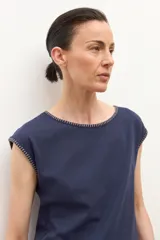 Remera sin mangas color ciruela, con cuello redondo y bordado en el borde del cuello y las sisas.