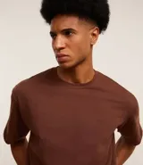 Remera masculina de manga corta, cuello redondo y calce boxy, confeccionada en algodón de fibra larga.