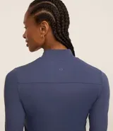 Campera deportiva Get Over de cuello alto, con cierre frontal por cremallera y bolsillos laterales. Confeccionada en tejido técnico de poliamida y elastano, ideal para actividades físicas.