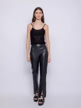 Top negro de puntilla con transparencias, sin mangas y con tirantes finos.