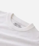 Su ter de punto color blanco de la marca Marfinno, con cuello redondo, manga larga y diseño texturizado en zigzag.
