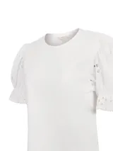 Remera blanca de algodón con cuello redondo y mangas cortas abullonadas con diseño de broderie.