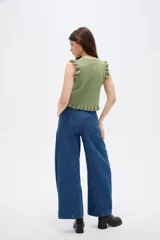 Pantalon de jean azul de corte amplio y tiro bajo, con costuras laterales curvas que le dan una silueta redondeada.