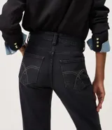 Pantalón de jeans premium azul oscuro de corte recto y cintura media, con bolsillos funcionales, trabillas para cinturón y costuras visibles a contratono. Confeccionado por Marfinno.