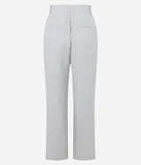 Pantalón de sastrería modelo wide leg, color gris claro, con cintura estructurada, bolsillos delanteros y traseros.