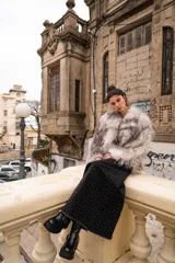 Tapado blanco con textura de plumas sintéticas.