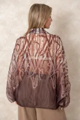 Camisa oversize de gasa con estampado de cadenas en tonos bordó y rosado. Presenta cuello clásico, cierre frontal con botones y mangas largas con puños abotonados.