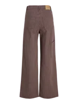 Pantalón wide leg marrón de tiro medio con diseño de rayas diplomáticas verticales blancas.
