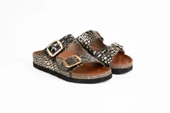 Sandalias de cuero sintético con estampado de piel de cocodrilo en tonos negro y dorado, con dos hebillas doradas ajustables y plantilla anatómica de corcho.