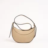 Bandolera de mujer con forma de medialuna o media luna, color beige claro, con ribetes y costuras en contraste negro. Posee una correa ajustable para llevar al hombro o cruzada.