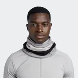 Cuello multifuncional Buff de lana merino, color gris con bloques de color blanco y negro.