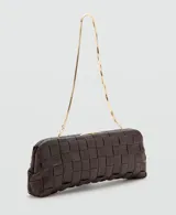 Bolso de mano tipo clutch con diseño trenzado, confeccionado en material sintético con acabado mate. Presenta una estructura rectangular y cierre superior.